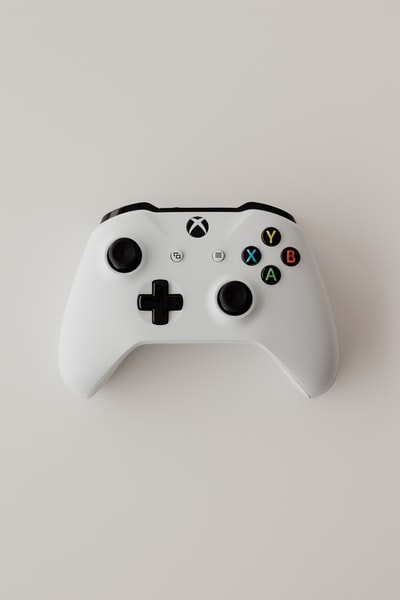 白色xbox one游戏控制器